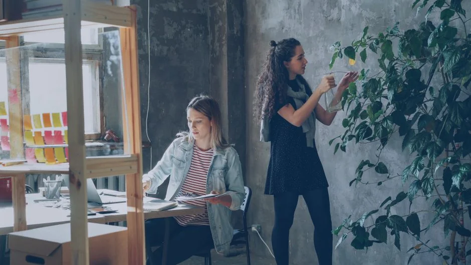 Person sticking a post-it on a white board with the words Social Media Marketing written on it